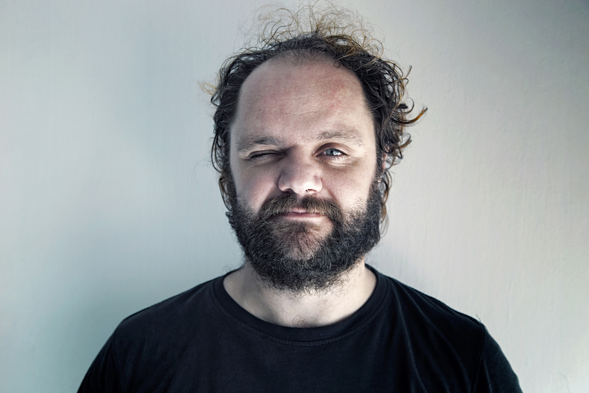 Ο Μάκης Παπαδημητρίου λύνει τον Κύβο του Ρούμπικ σε 15″