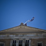 Αντιεξουσιαστές εισέβαλαν στο προαύλιο της Βουλής (updated)