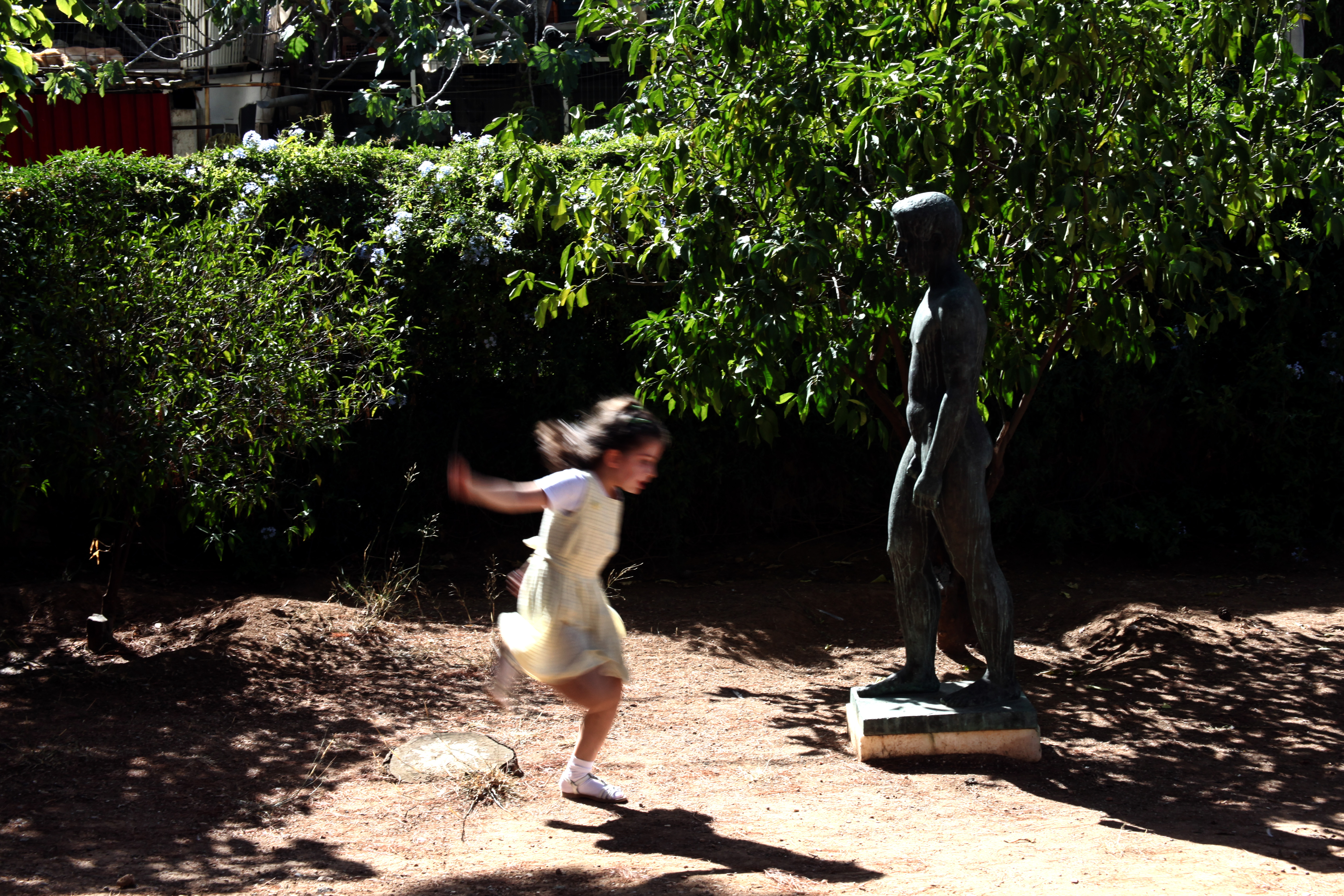 Στον κήπο με τ’ αγάλματα