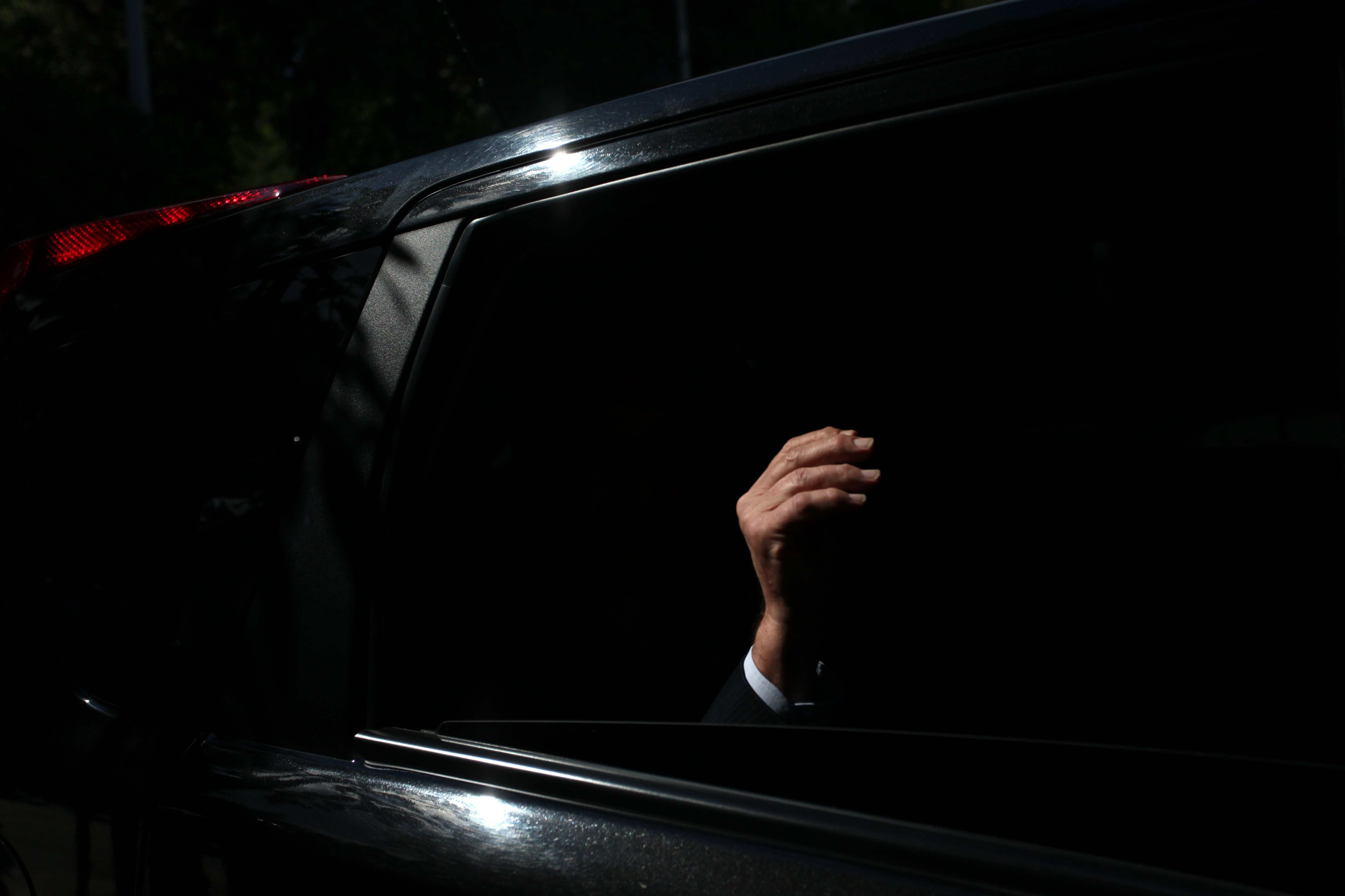 Γνώμη: Η δημοκρατία δεν χρειάζεται τη θεωρία των άκρων, αλλά την απαγόρευση της Χρυσής Αυγής