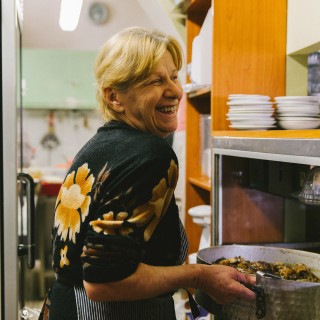 Το καλύτερα κρυμμένο μυστικό του Παλαιού Φαλήρου σερβίρει σαντορινιούς μεζέδες από το 1960