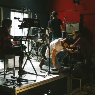 Το Six d.o.g.s. είναι πια και δισκογραφική εταιρεία