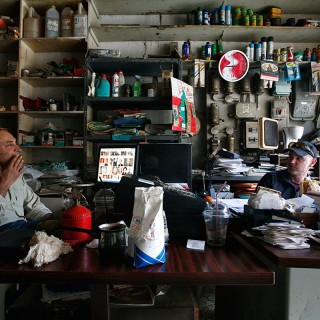 χθες ο μανώλης έπαιζε μπρεχτ