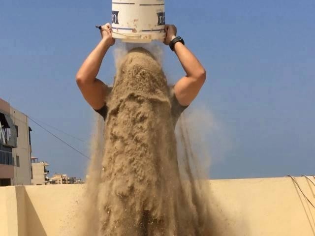 Το Ice Bucket Challenge στη Γάζα γίνεται με άμμο
