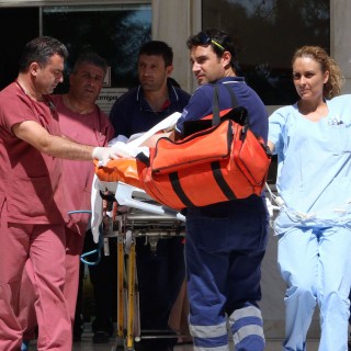 Στην Ελλάδα γίνονται ματς με 800 οπαδούς και 2 αστυνομικούς. Κι έναν άνθρωπο σε κρίσιμη κατάσταση.