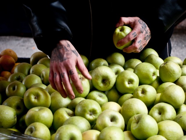 Τι κάνει ένας ράπερ, ένας Ολυμπιονίκης και ένας πρόεδρος στη λαϊκή;