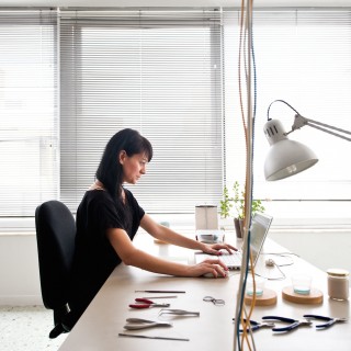 Η Χρυσοκώνα Μαύρου σχεδιάζει 3D κοσμήματα εμπνευσμένα από τους πυλώνες της ΔΕΗ