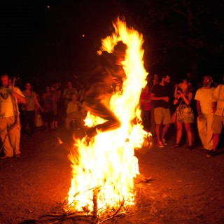 Προχτές το βράδυ στην Ακαδημία Πλάτωνος ο κόσμος πήδηξε πάνω από φλόγες
