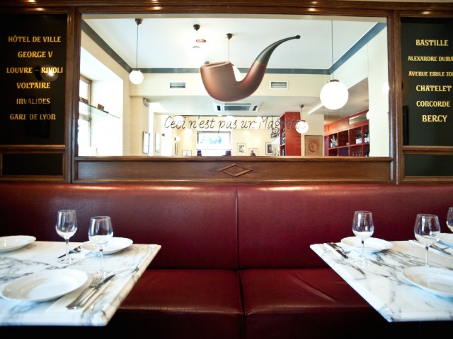 Η Εντίθ Πιάφ, η πίπα του Μαγκρίτ και μύδια αχνιστά στο κέντρο της Αθήνας