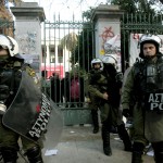 Καφέδες πέταξαν σε υπουργούς στον προαύλιο χώρο του Πολυτεχνείου