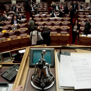 Μομφή κατά Στουρνάρα, ο Νίκος Μπελογιάννης και οι Shaolin μοναχοί