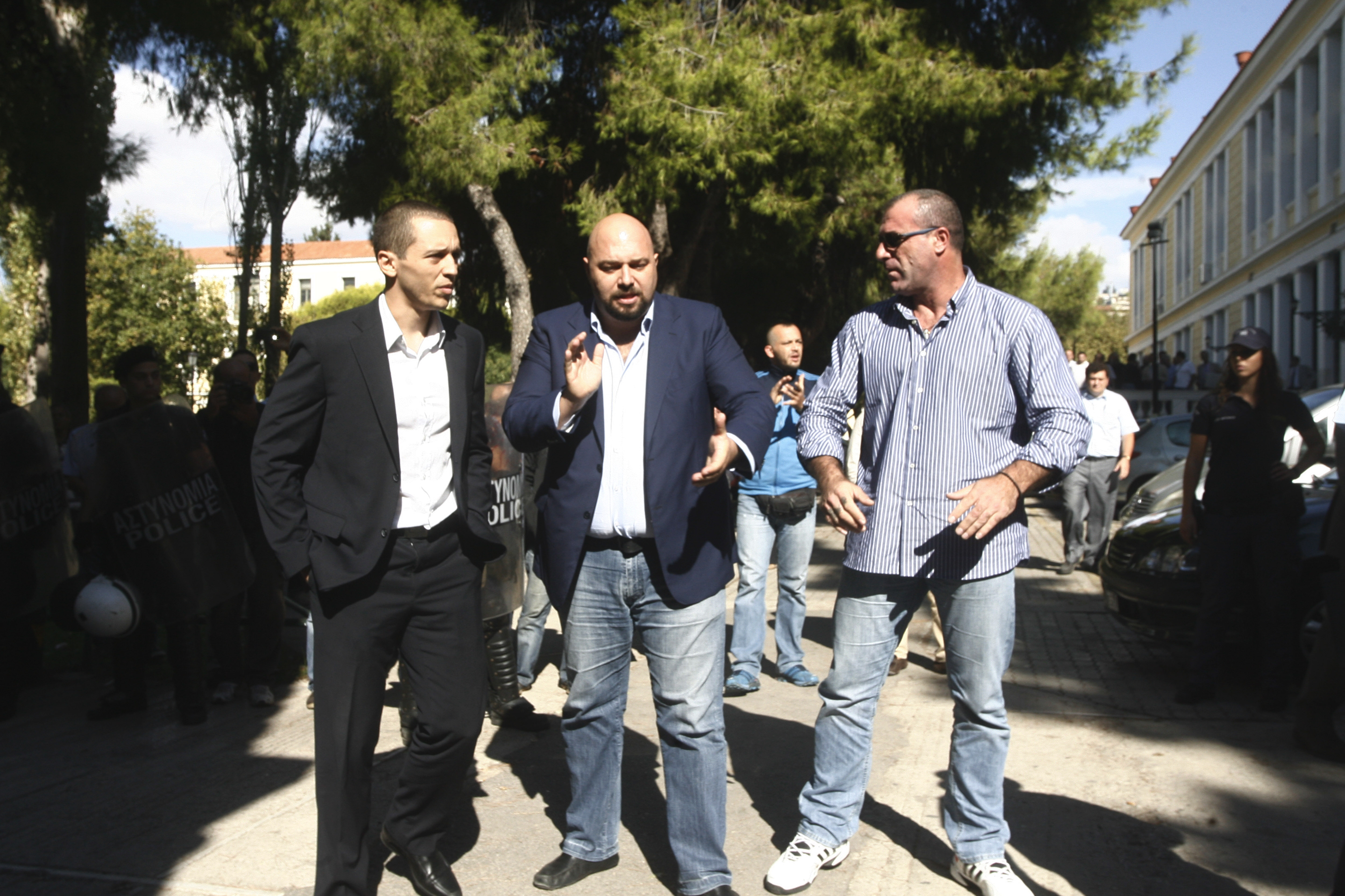 Και πάλι κοντά μας