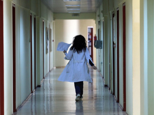 Βρετανία: Ένας 34χρονος κράτησε το φτέρνισμά του και προκάλεσε ρήξη στον λάρυγγά του