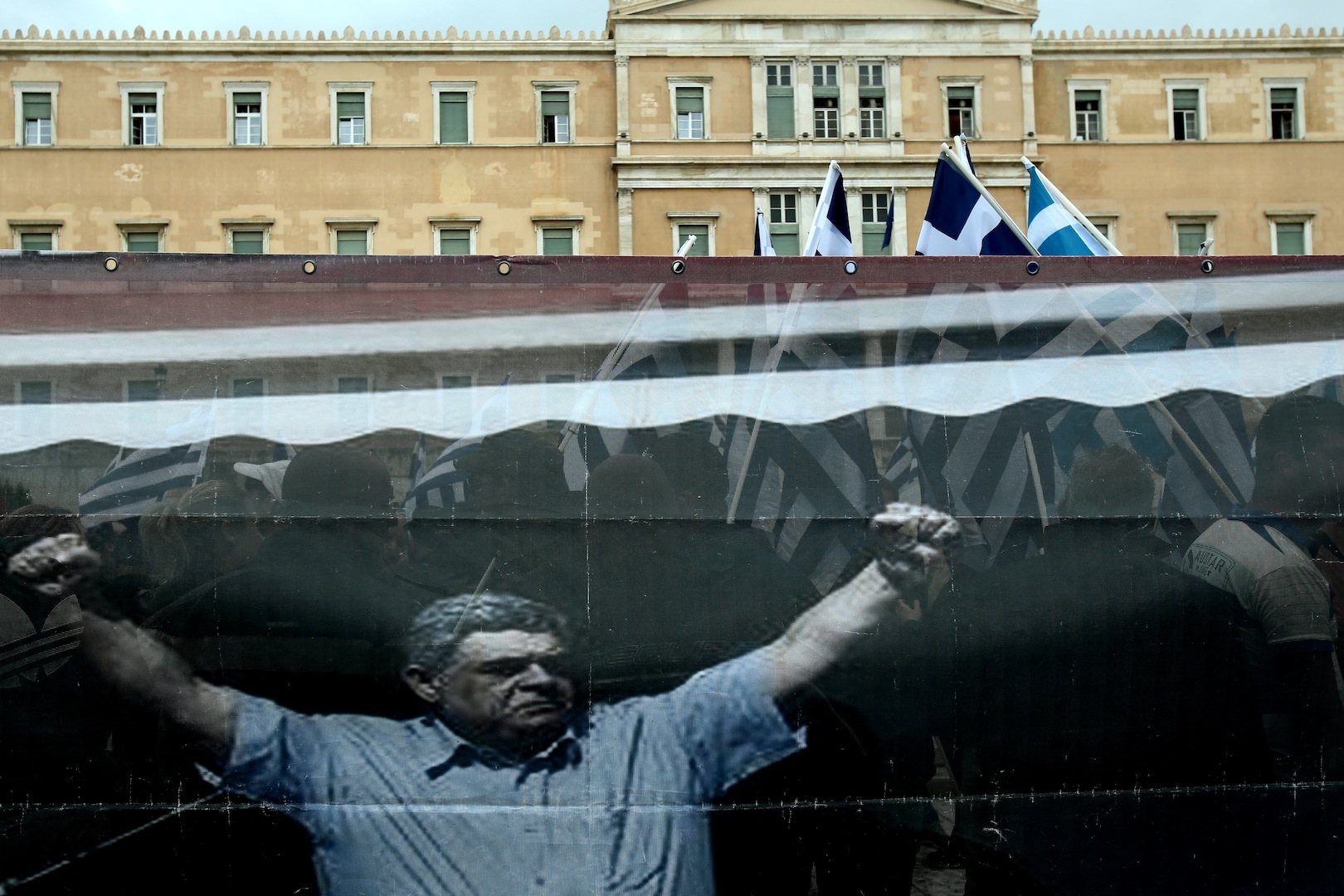 Τάγματα εφόδου της Χρυσής Αυγής ξυλοκόπησαν νεαρό στους Αμπελόκηπους