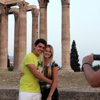 ‘Eλα να αγαπηθούμε στους στύλους του Ολυμπίου Διός