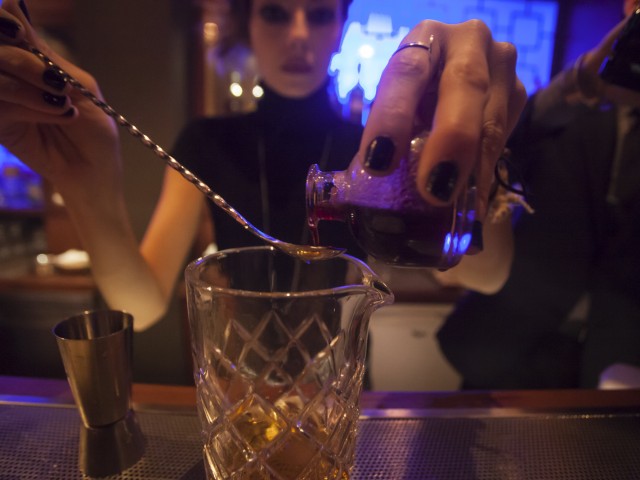 «Συγγνώμη, μήπως ξέρετε πού είναι το Speakeasy;»