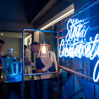 Το ανανεωμένο ΕΜΣΤ γιόρτασε τα εγκαίνια 5 νέων εκθέσεων ταυτόχρονα με ένα μεγάλο πάρτι με τη χορηγία του Bombay Sapphire