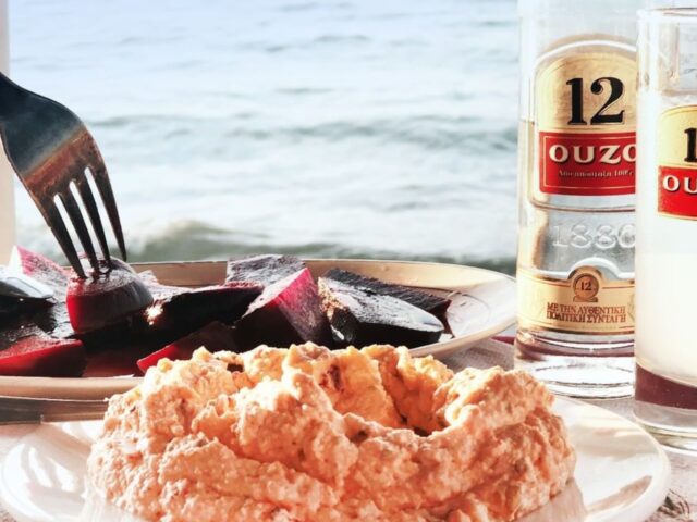 12 πιάτα που συνοδεύονται ιδανικά με ούζο και καλή παρέα