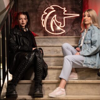 Από την πρώτη γυναικεία ομάδα online gaming, στους Cool Crips και το πρακτορείο plus size μοντέλων, παντού υπάρχει ένα «Είμαι δίπλα σου»