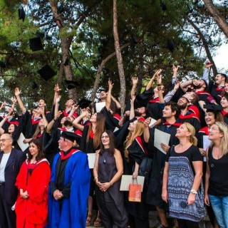 «Ο κόσμος χρειάζεται χρώμα και ενθουσιασμό, καινοτομία, νέες μεθόδους εργασίας, νέους τρόπους σκέψης και νέους τρόπους ζωής.»