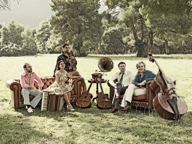 Πώς παντρεύεται η παράδοση με το σήμερα; Ο Λουμίδης Κουπάτος και οι Gadjo Dilo μας δείχνουν το πως!