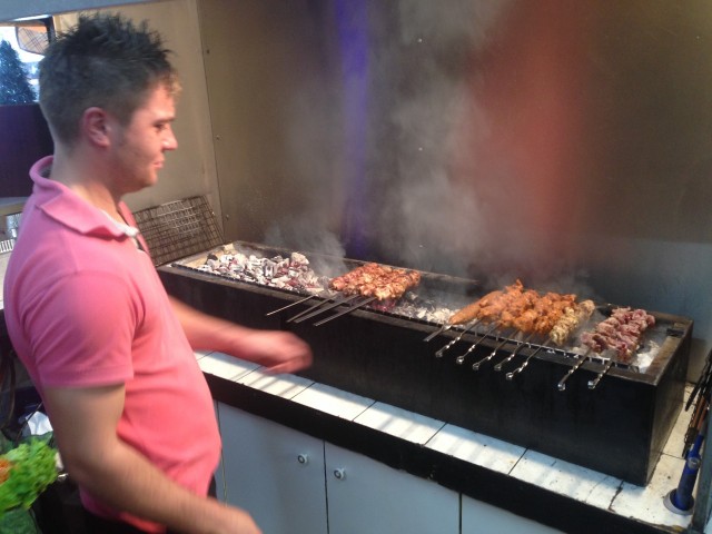 Τρώγοντας σασλίκ στους “Κουμπάρους” στο Μενίδι