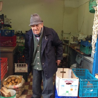 Στου Ψυρρή την ολόμαυρη ράχη