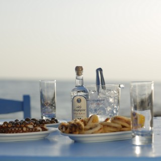 Οι 15 λόγοι που το καλοκαίρι πρέπει να παραγγέλνουμε ούζο