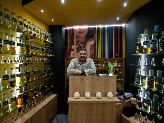 Γιατί μοσχοβολάει όλη η πλατεία Καρύτση;