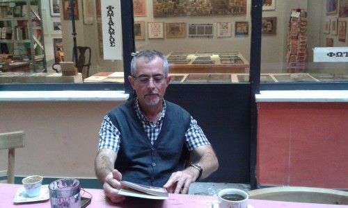 Ο συγγραφέας Αντώνης Νικολής θα υπογράφει σήμερα και αύριο το νέο του βιβλίο στο βιβλιοπωλείο Φωταγωγός