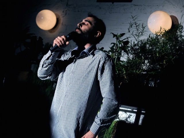 Ο Βύρωνας Θεοδωρόπουλος δε θεωρεί τον εαυτό του αστείο. Κάνει πολύ μεγάλο λάθος.