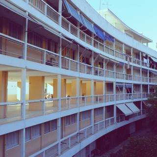 Τα σπίτια είναι ολόφωτα στην πολυκατοικία του Ασύρματου