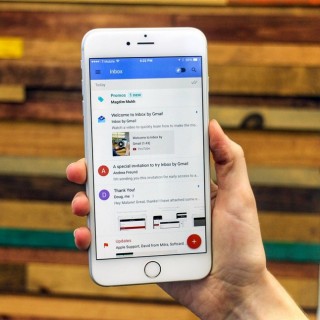 Tα social media μας έμαθαν να είμαστε κουλ