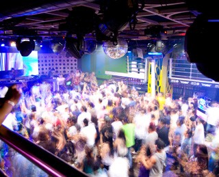 Η Ιαπωνία επιτρέπει το μεταμεσονύχτιο clubbing