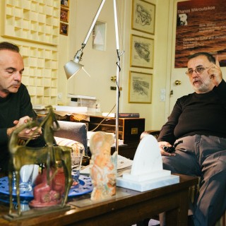 Ένα μεσημέρι στη «γιάφκα» του Θάνου Μικρούτσικου