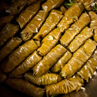 Τα σωστά ντολμαδάκια γιαλαντζί τα φτιάχνει η κυρία Ντίνα Καλλιοντζή