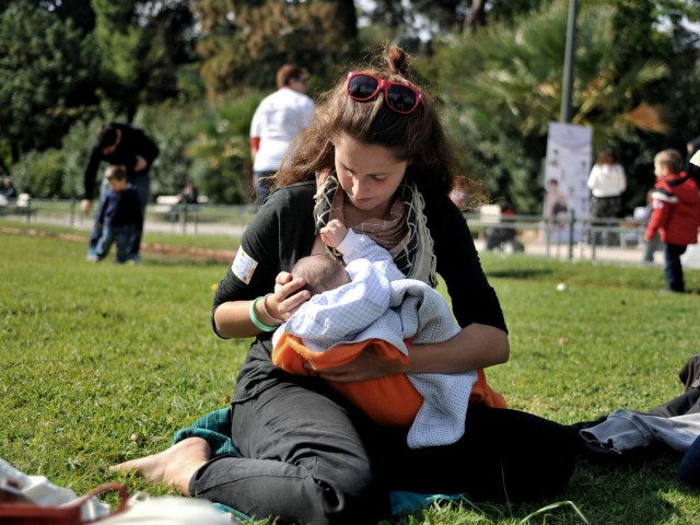 Γιατί καλή μου κυρία θήλασες δημόσια στο Ζάππειο;