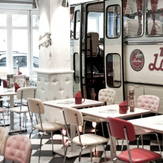 Ένα λεωφορείο πάρκαρε μέσα σε ένα εστιατόριο της Θεσσαλονίκης