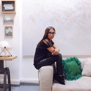 Το φωτεινό ψηλοτάβανο εργαστήρι της Μαριάννας Γκιόκα