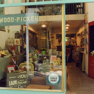 Στο Wood-Picker της οδού Βουλής αλλάζουμε τα παλιά μας έπιπλα