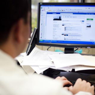 Κι όμως το Facebook μπορεί να γίνει το καλύτερο εργαλείο για τη δουλειά!