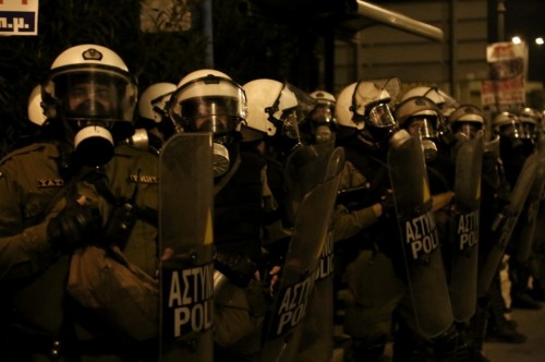 Βίντεο: ΜΑΤ και ΔΕΛΤΑ «επί το έργον» στην πλατεία Εξαρχείων