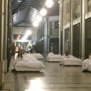 Γιατί πάνε όλοι για ύπνο στη Στοά του Βιβλίου;