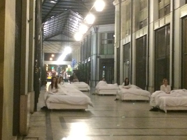 Γιατί πάνε όλοι για ύπνο στη Στοά του Βιβλίου;