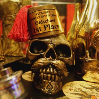 Μαύρα τριαντάφυλλα και χρωματιστά καράβια από μελάνι στο Black Rose Tattoo