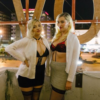 Τι κάνουν δύο Βρετανίδες sex workers στην Αθήνα;