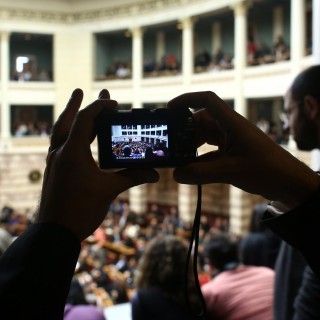 «Θα τα πατήσουμε τα κουμμούνια» και άλλα χωρατά από τους διαδρόμους της Βουλής