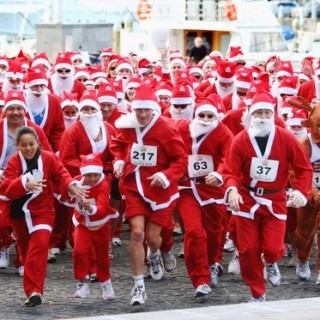 Εκατοντάδες Άι Βασίληδες στο δρόμο