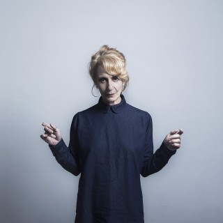 Θέμις Μπαζάκα: «Την τέχνη πρέπει να την προσεγγίζεις γυμνός»