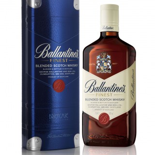 Όλη η ιστορία του Ballantines σε μία βαλίτσα
